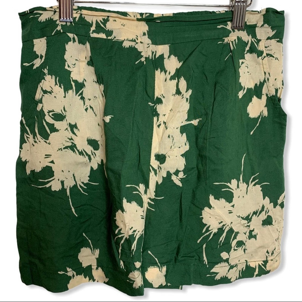 Green high rise lightweight shorts with print XS